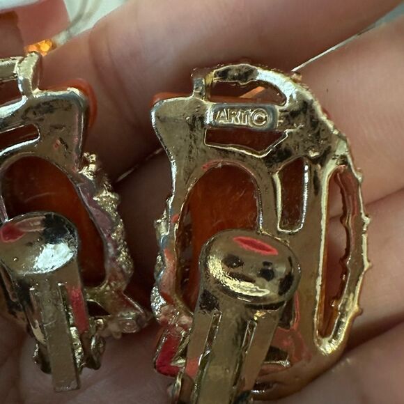 Vintage 'Art Co' Modern Red Jasper with Goldtone Clip-on Earrings - Picture 5 of 5